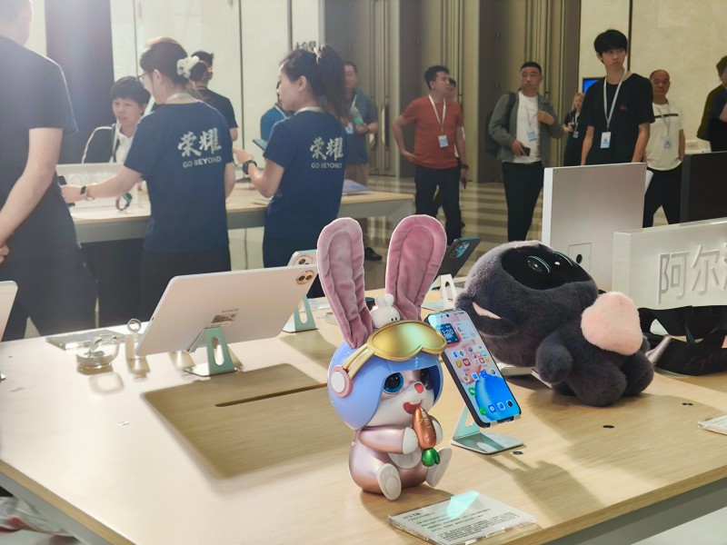 amjs澳金沙门文化 AI 飞飞兔参展荣耀渠道峰会：智能玩具破圈，开启跨行业创新新可能